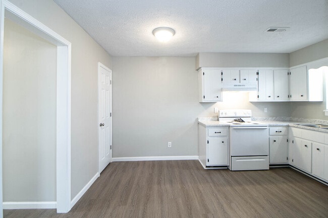 Building Photo - 11-411 Thompsonville Ln