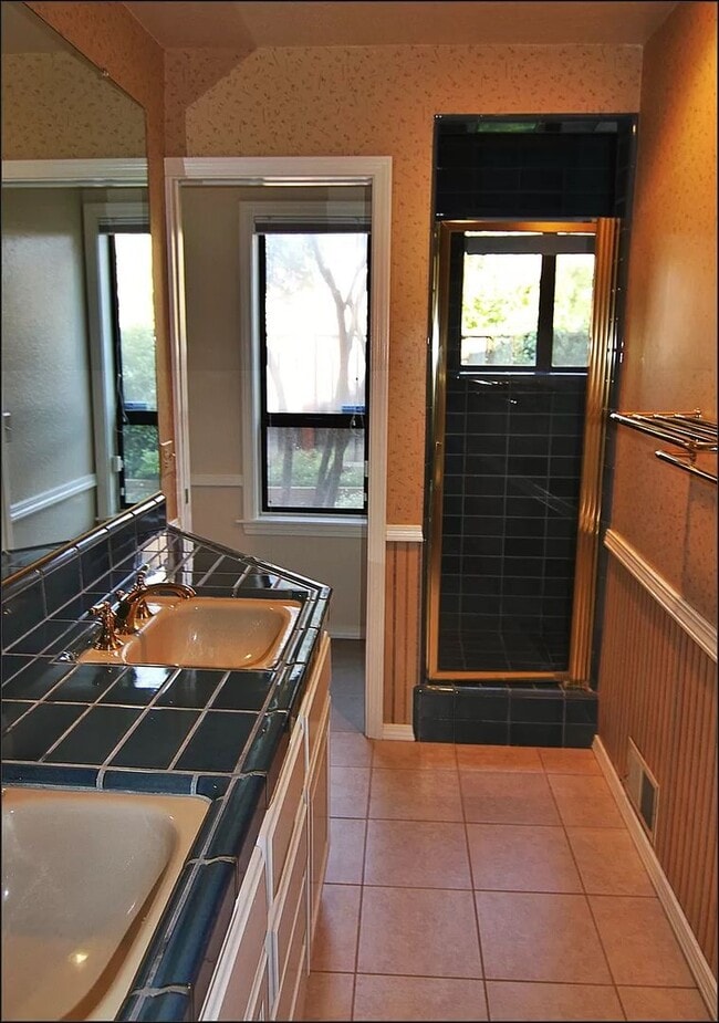 Building Photo - Lovely spacious home, dual levels, Cuperti...