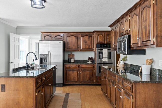 Building Photo - MOVE IN SPECIAL! 1/2 off first months rent. 4 bedroom 2.5 bath house with lawncare, internet and ...