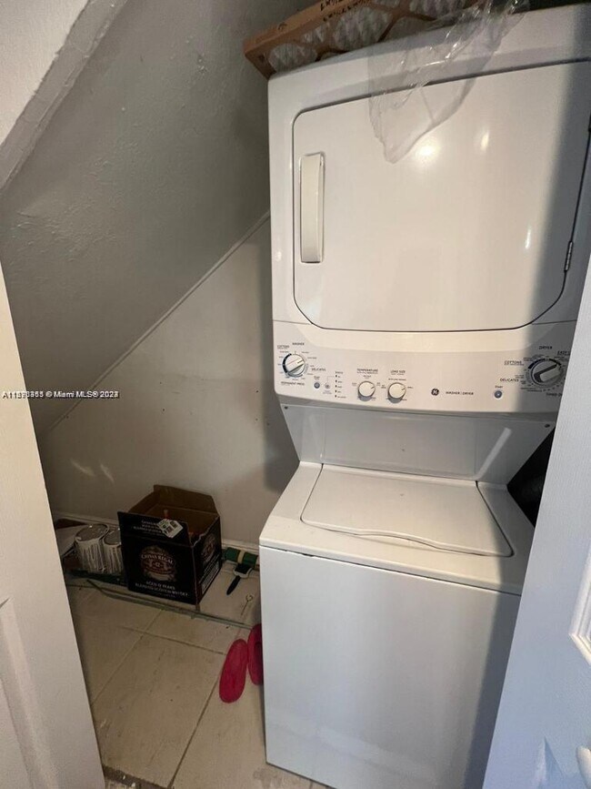 Building Photo - 8650 SW 109th Ave