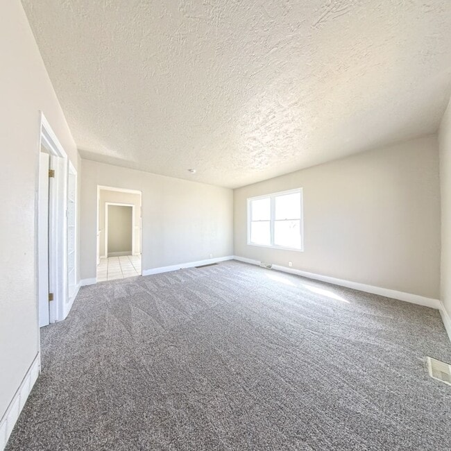 Building Photo - Newly remodeled 2 Bedroom 1 Bath Home