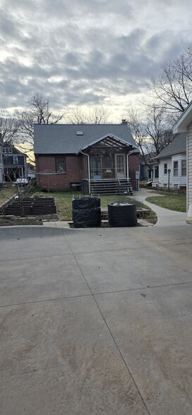 1 parking space in the back - 218 S 29th St