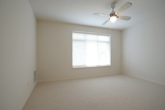 Building Photo - 425 Benjamin Dr