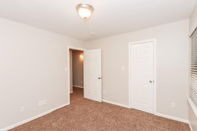 Building Photo - 4906 N Cancun Dr