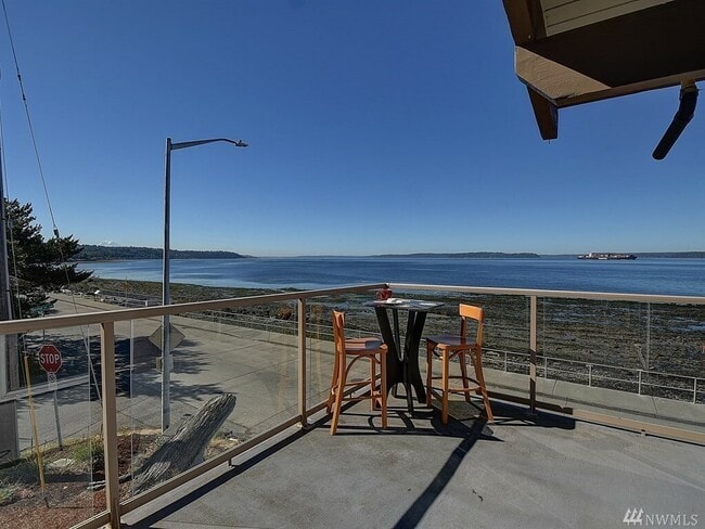 Building Photo - 3318 Beach Dr SW