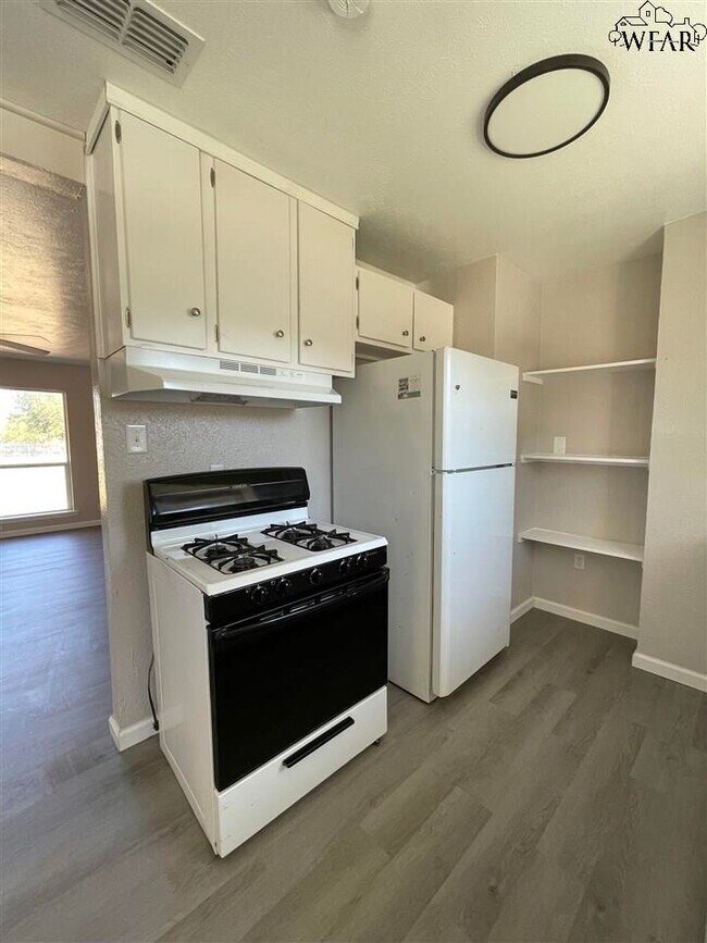 Building Photo - 5001 Lakefront Dr