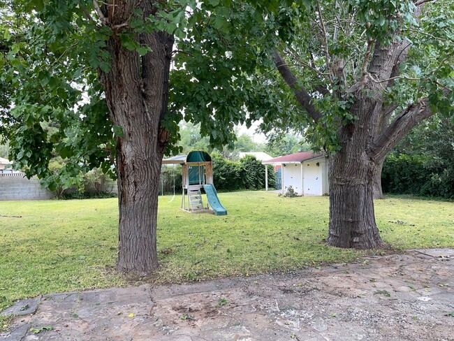 Building Photo - 3 Bedroom 1 Bath