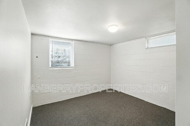 Building Photo - 1126 Searles Rd