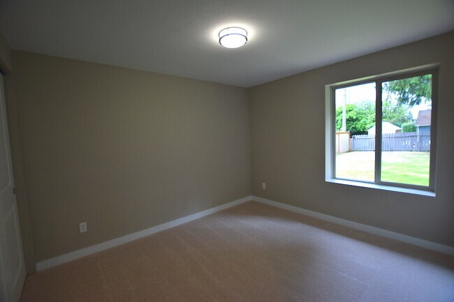 Building Photo - Modern 3 bed/1.75 bath in GREAT Shoreline location!!! AVAILABLE August 1st,2024
