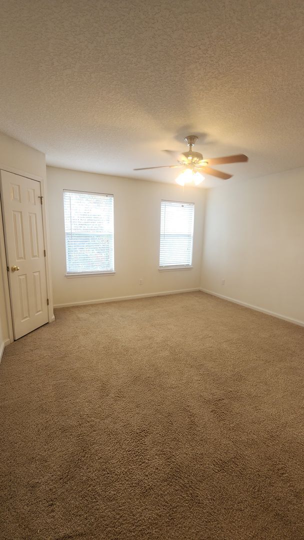 Building Photo - Lovely Move in Ready Home