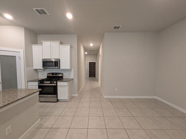 Building Photo - 1 story gem with quick access to Randolph!!