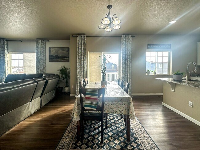 Building Photo - Grand 6bd 4ba Crystal Valley home with an in-law suite!!!