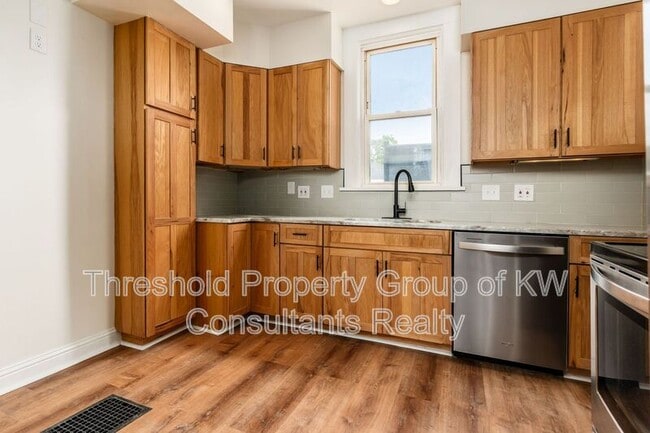 Building Photo - 479 Siebert St