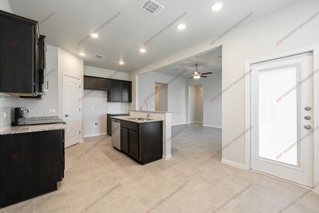 Building Photo - 3-2 in Popular Westfield Community