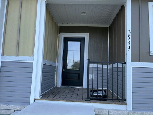 Building Photo - 3539 Vine Trl