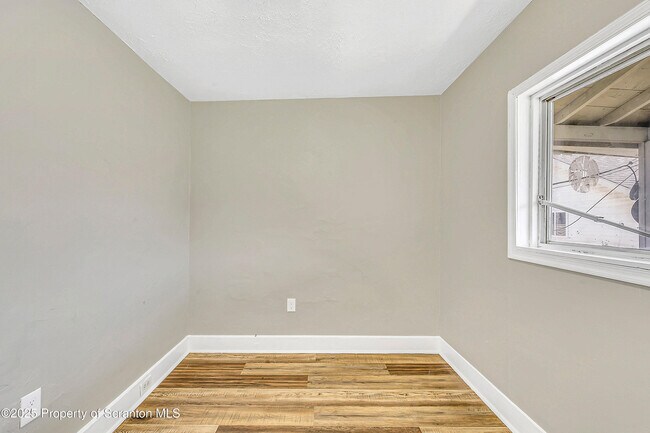 Building Photo - 1009 Washburn St