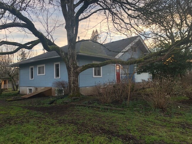 Building Photo - Large 4 bed/2 bath Farm House on River Rd. MOVE IN SPECIAL!