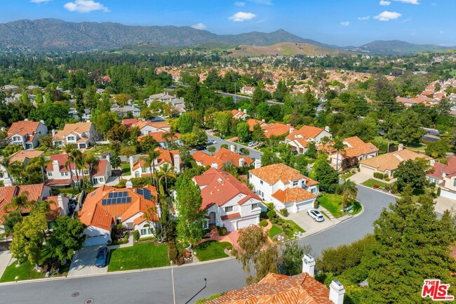 Building Photo - 5683 Hazelcrest Cir
