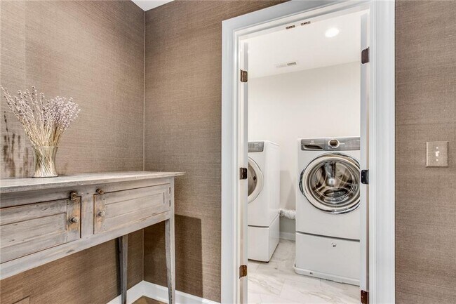 Building Photo - 1100 Kingston Dr NE