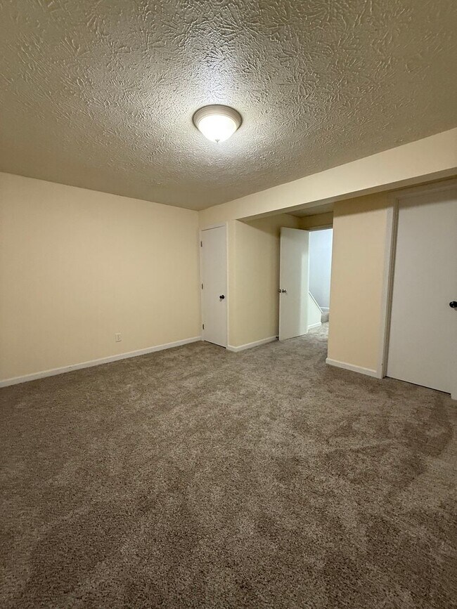 Building Photo - Live Comfortably in Timber Ridge – Just 2 Miles from IU!