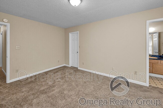 Building Photo - 6749 Lakes Edge Ln