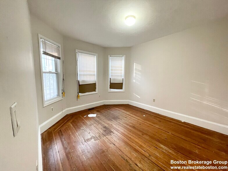 Primary Photo - 733 Parker St