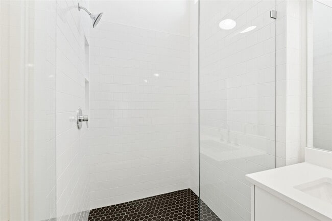 Building Photo - Modern 2-Bed Townhome with Attached Garage & Private Balcony in Gated Dallas Community