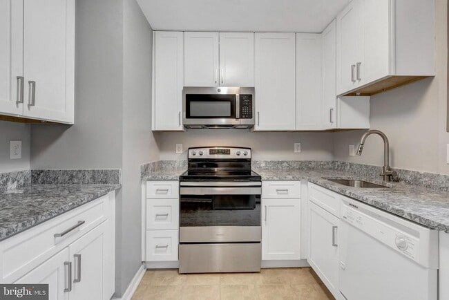Building Photo - 13842 Beaujolais Ct