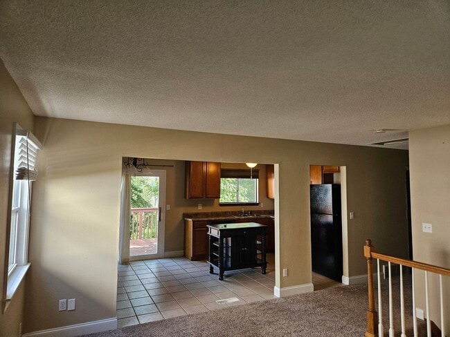 Building Photo - 3BR-1.5BA Split Level House - Washington M...