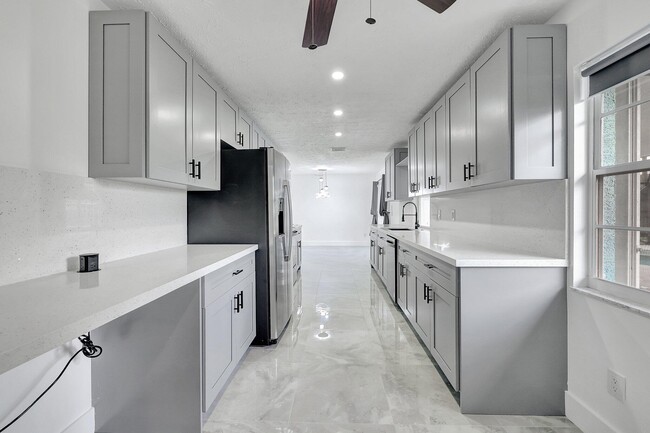 Building Photo - 1124 SE Ladner St