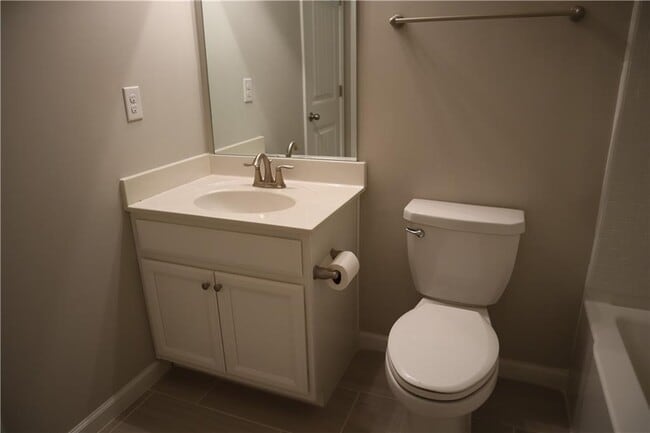 Building Photo - 561 Sunset Park Dr