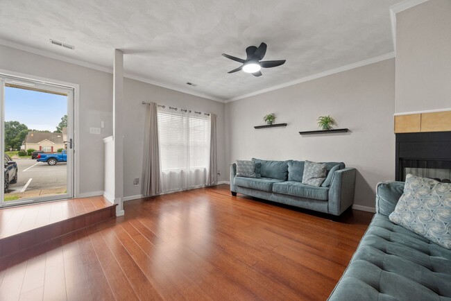 Building Photo - Townhouse, 2 bedroom, 2.5 baths in Yorktow...
