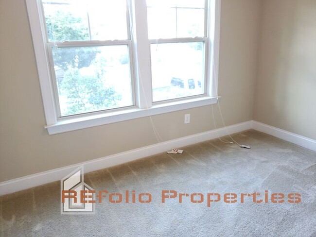 Building Photo - Lovely 3 Story 3 Bedroom 3.5 Bath 1 Car-Ga...