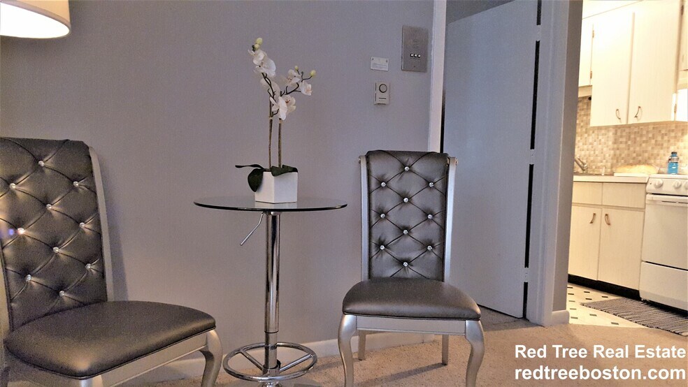 Building Photo - 200 Kelton St