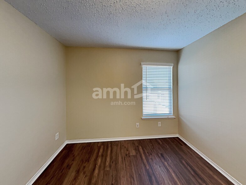 Building Photo - 10916 Fawn Valley Dr