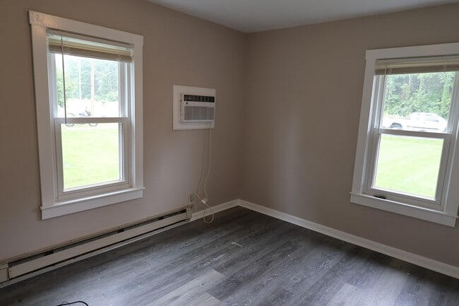 Building Photo - 549 S Gum St
