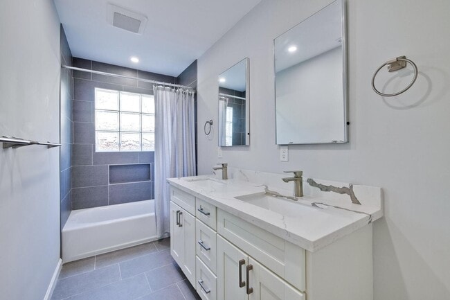 Building Photo - Beautiful 4 bedroom, 3 bath in desirable C...