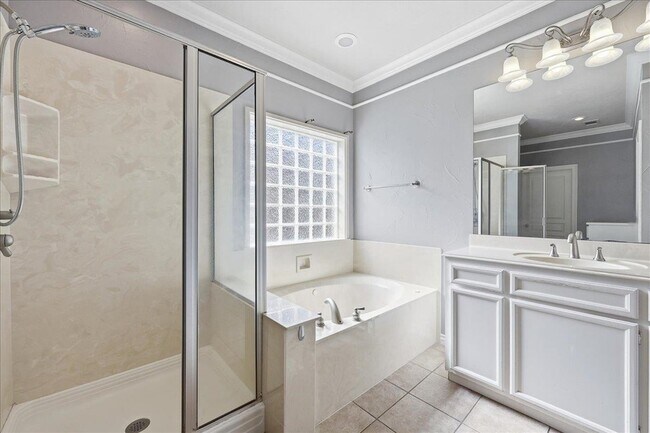 Building Photo - 2490 Amberwood Dr