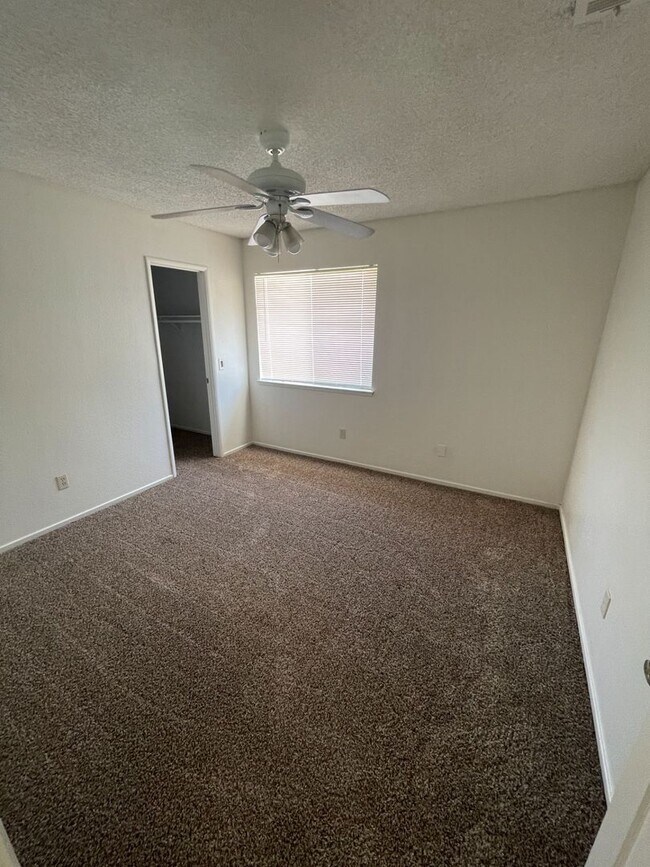Building Photo - 4 BEDROOM APPLE VALLEY HOME ON CUL DE SAC!