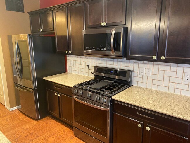 Building Photo - Charming, 3 story, 4 bed/3 bath on Corner Lot!