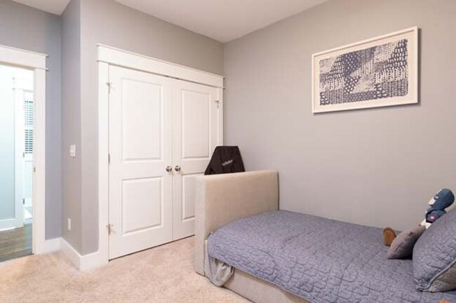 Building Photo - 3 Bed, 3 Bath East Nashville Beauty!