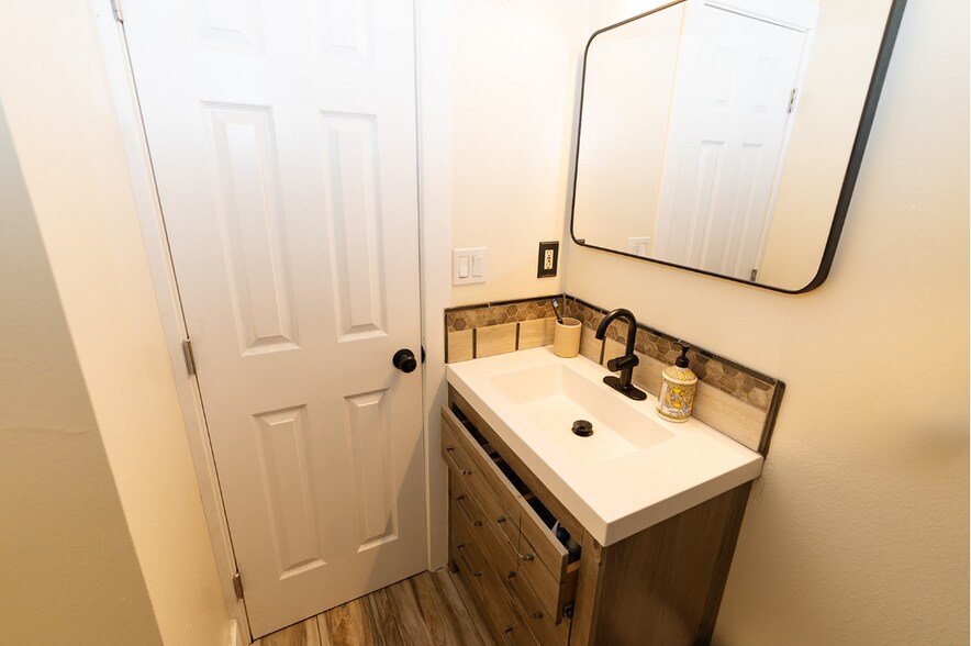 Building Photo - 7061 Utica St