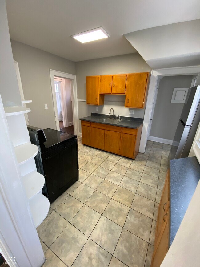 Building Photo - 4025 N Kenwood Ave