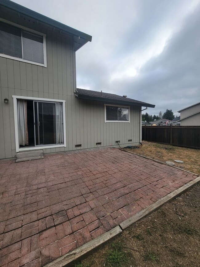 Building Photo - 3 Bedroom 2.5 Bath Corner Lot