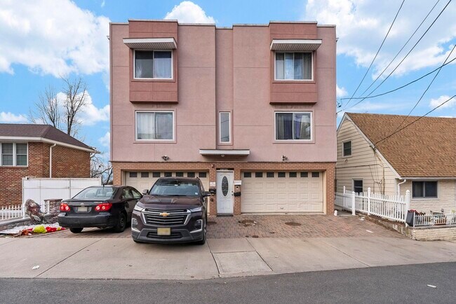 Building Photo - 2207-2209 Grand Ave