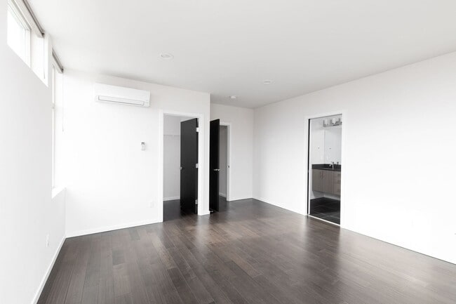 Building Photo - Bright 3 BR 2.5 BA Ballard Townhome