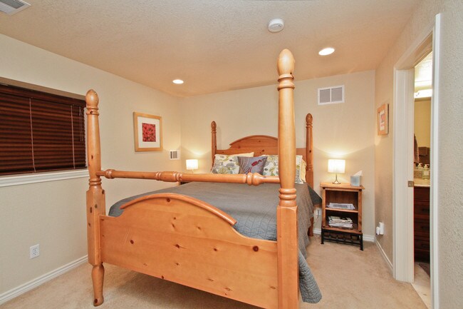 Building Photo - Beautiful 4BD/3.5BA Indian Peaks Home on Golf Course with Views!