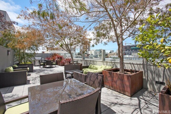 Building Photo - Spacious Centrally Located 1 bed + Den/ 1....