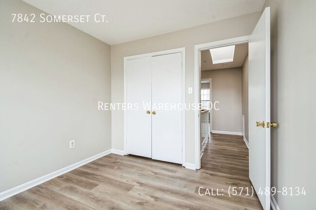 Building Photo - Updated 3BR/3.5BA End-Unit Townhome in Gre...