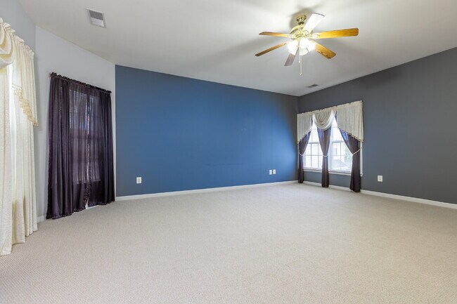 Building Photo - Spacious, Light-Filled Home in the Desirable Broadlands